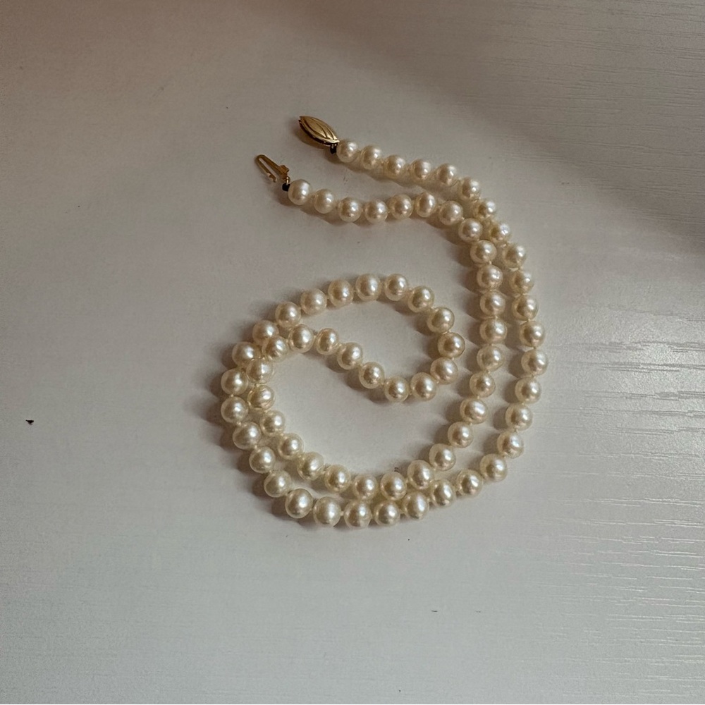 Vintage Pearl Necklace with 14k Gold claps - Picture 2 of 7